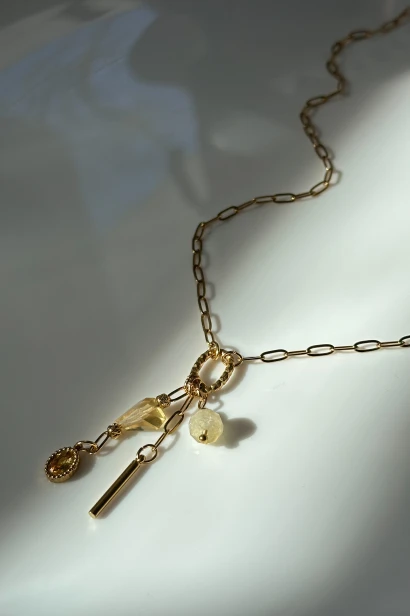 delikatny naszyjnik cytryn, naszyjnik na łańcuszku stal szlachetna, subtelna biżuteria damska, naszyjnik ręcznie robiony Polska, minimalistyczny naszyjnik z kamieniem, biżuteria delikatna codzienna