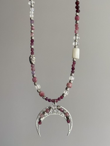 lunula ukochania naszyjnik, naszyjnik z kamieni naturalnych granat rubin turmalin kamień księżycowy, lunula damska stal szlachetna, naszyjnik ręcznie robiony Polska, biżuteria symboliczna miłość do siebie, naszyjnik z lunulą znaczenie