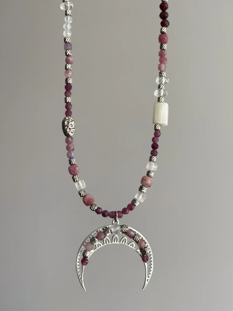 lunula ukochania naszyjnik, naszyjnik z kamieni naturalnych granat rubin turmalin kamień księżycowy, lunula damska stal szlachetna, naszyjnik ręcznie robiony Polska, biżuteria symboliczna miłość do siebie, naszyjnik z lunulą znaczenie