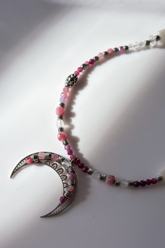 lunula ukochania naszyjnik, naszyjnik z kamieni naturalnych granat rubin turmalin kamień księżycowy, lunula damska stal szlachetna, naszyjnik ręcznie robiony Polska, biżuteria symboliczna miłość do siebie, naszyjnik z lunulą znaczenie