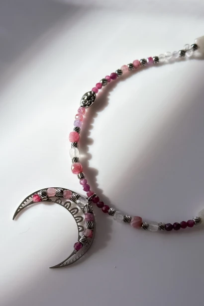 lunula ukochania naszyjnik, naszyjnik z kamieni naturalnych granat rubin turmalin kamień księżycowy, lunula damska stal szlachetna, naszyjnik ręcznie robiony Polska, biżuteria symboliczna miłość do siebie, naszyjnik z lunulą znaczenie