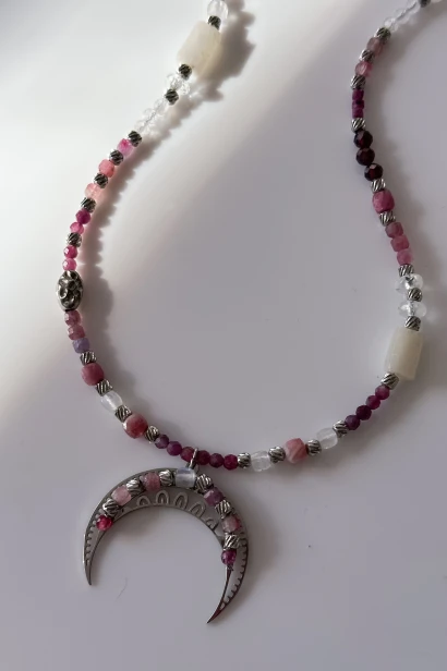 lunula ukochania naszyjnik, naszyjnik z kamieni naturalnych granat rubin turmalin kamień księżycowy, lunula damska stal szlachetna, naszyjnik ręcznie robiony Polska, biżuteria symboliczna miłość do siebie, naszyjnik z lunulą znaczenie