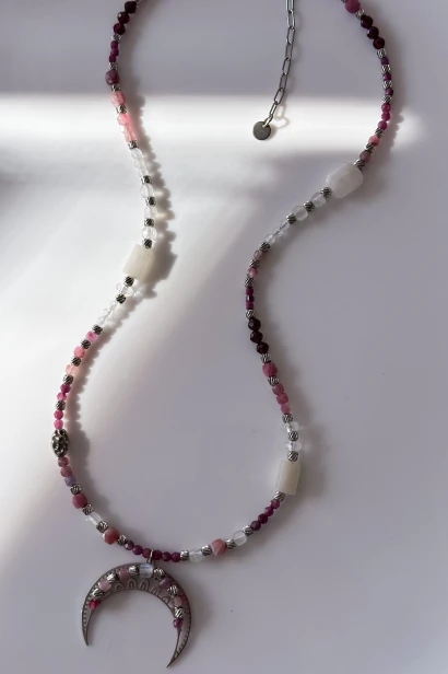 lunula ukochania naszyjnik, naszyjnik z kamieni naturalnych granat rubin turmalin kamień księżycowy, lunula damska stal szlachetna, naszyjnik ręcznie robiony Polska, biżuteria symboliczna miłość do siebie, naszyjnik z lunulą znaczenie