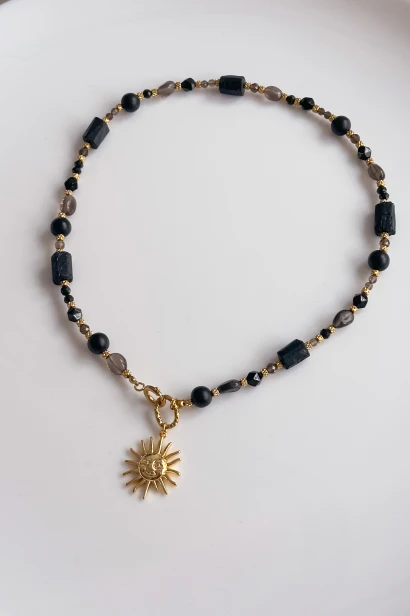 naszyjnik słońce mocy, naszyjnik z kamieni naturalnych czarny turmalin onyks kwarc dymny, biżuteria damska stal szlachetna, naszyjnik ręcznie robiony Polska, naszyjnik z zawieszką słońce, biżuteria symboliczna siła