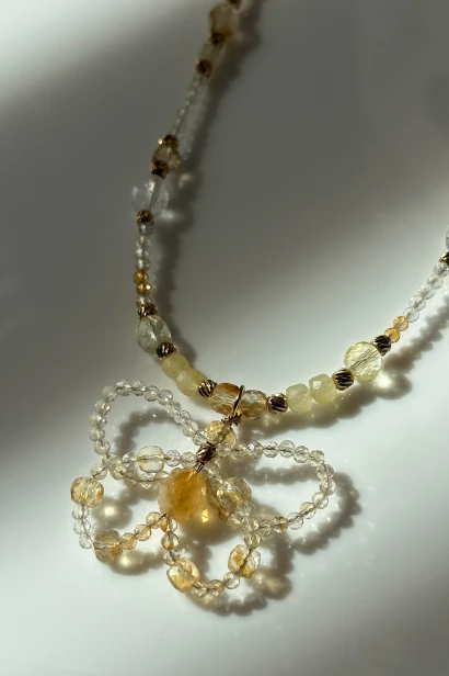 naszyjnik z cytrynu, naszyjnik z motylem, biżuteria handmade z kamieni naturalnych, beading motyl, delikatny naszyjnik damski, naszyjnik stal szlachetna, biżuteria z cytrynem, unikatowy naszyjnik handmade