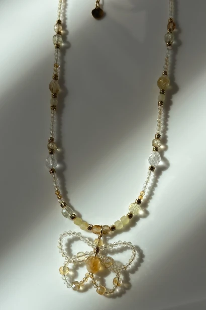 naszyjnik z cytrynu, naszyjnik z motylem, biżuteria handmade z kamieni naturalnych, beading motyl, delikatny naszyjnik damski, naszyjnik stal szlachetna, biżuteria z cytrynem, unikatowy naszyjnik handmade