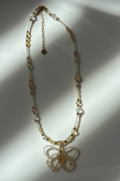 naszyjnik z cytrynu, naszyjnik z motylem, biżuteria handmade z kamieni naturalnych, beading motyl, delikatny naszyjnik damski, naszyjnik stal szlachetna, biżuteria z cytrynem, unikatowy naszyjnik handmade