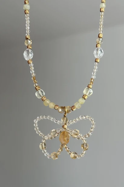 naszyjnik z cytrynu, naszyjnik z motylem, biżuteria handmade z kamieni naturalnych, beading motyl, delikatny naszyjnik damski, naszyjnik stal szlachetna, biżuteria z cytrynem, unikatowy naszyjnik handmade