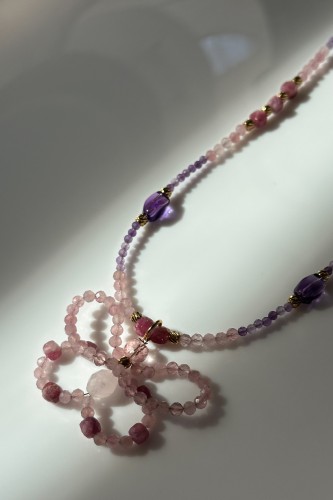 naszyjnik z kwarcu różowego, naszyjnik ametyst turmalin, naszyjnik z motylem handmade, biżuteria z kamieni naturalnych, różowy naszyjnik damski, beading motyl, delikatna biżuteria kobieca, naszyjnik stal szlachetna.jpeg
