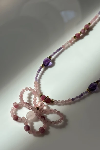 naszyjnik z kwarcu różowego, naszyjnik ametyst turmalin, naszyjnik z motylem handmade, biżuteria z kamieni naturalnych, różowy naszyjnik damski, beading motyl, delikatna biżuteria kobieca, naszyjnik stal szlachetna.jpeg