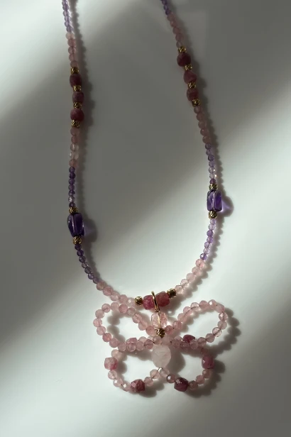 naszyjnik z kwarcu różowego, naszyjnik ametyst turmalin, naszyjnik z motylem handmade, biżuteria z kamieni naturalnych, różowy naszyjnik damski, beading motyl, delikatna biżuteria kobieca, naszyjnik stal szlachetna