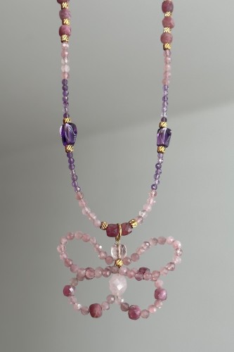 naszyjnik z kwarcu różowego, naszyjnik ametyst turmalin, naszyjnik z motylem handmade, biżuteria z kamieni naturalnych, różowy naszyjnik damski, beading motyl, delikatna biżuteria kobieca, naszyjnik stal szlachetna