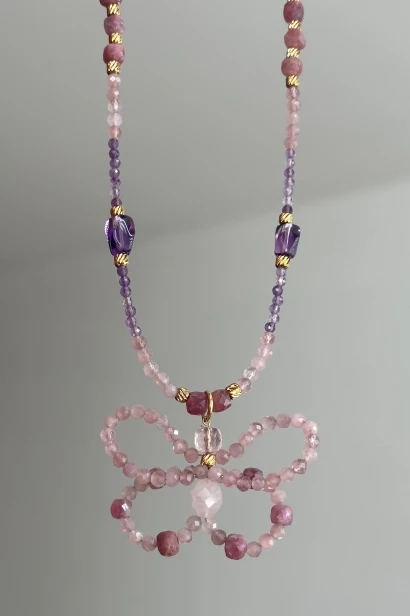 naszyjnik z kwarcu różowego, naszyjnik ametyst turmalin, naszyjnik z motylem handmade, biżuteria z kamieni naturalnych, różowy naszyjnik damski, beading motyl, delikatna biżuteria kobieca, naszyjnik stal szlachetna