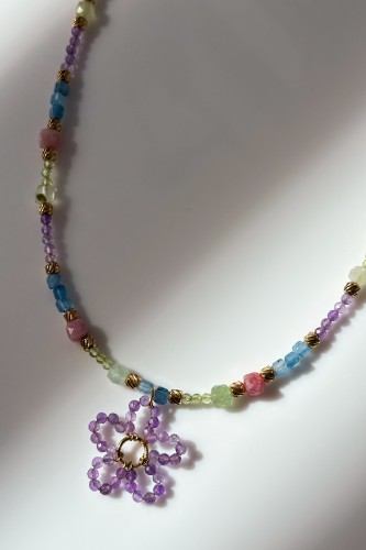naszyjnik z kamieni naturalnych kolorowy, naszyjnik z kwiatem handmade, biżuteria beading kwiat, naszyjnik ametyst akwamaryn turmalin, delikatny naszyjnik damski, biżuteria handmade stal szlachetna, naszyjnik wiosenny kolorowy