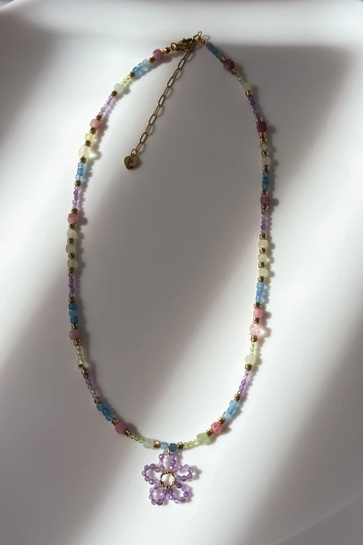 naszyjnik z kamieni naturalnych kolorowy, naszyjnik z kwiatem handmade, biżuteria beading kwiat, naszyjnik ametyst akwamaryn turmalin, delikatny naszyjnik damski, biżuteria handmade stal szlachetna, naszyjnik wiosenny kolorowy.jpeg