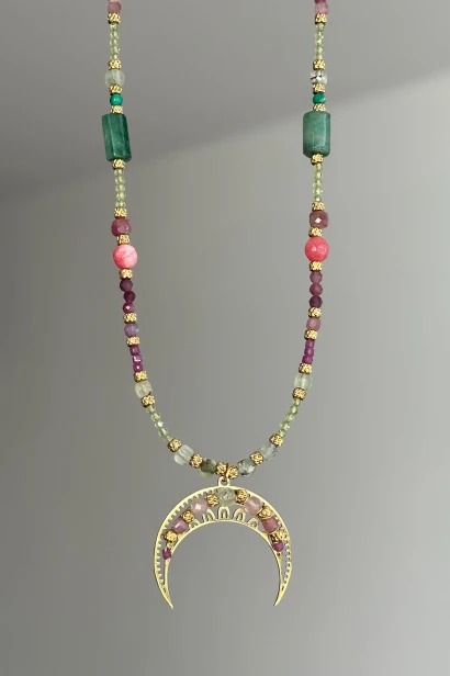 lunula naszyjnik kamienie naturalne, naszyjnik prehnit oliwin turmalin rubin jadeit szmaragd malachit, naszyjnik ręcznie robiony Polska, biżuteria symboliczna damska, naszyjnik unikatowy lunula, naszyjnik stal szlachetna regulowany