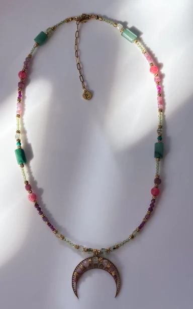 lunula naszyjnik kamienie naturalne, naszyjnik prehnit oliwin turmalin rubin jadeit szmaragd malachit, naszyjnik ręcznie robiony Polska, biżuteria symboliczna damska, naszyjnik unikatowy lunula, naszyjnik stal szlachetna regulowany