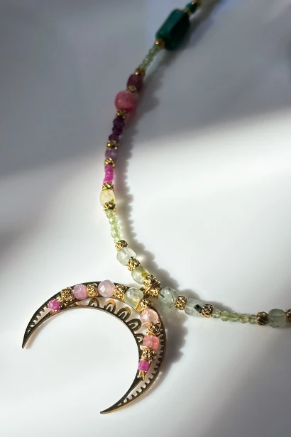 lunula naszyjnik kamienie naturalne, naszyjnik prehnit oliwin turmalin rubin jadeit szmaragd malachit, naszyjnik ręcznie robiony Polska, biżuteria symboliczna damska, naszyjnik unikatowy lunula, naszyjnik stal szlachetna regulowany