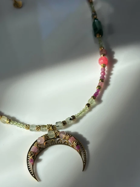 lunula naszyjnik kamienie naturalne, naszyjnik prehnit oliwin turmalin rubin jadeit szmaragd malachit, naszyjnik ręcznie robiony Polska, biżuteria symboliczna damska, naszyjnik unikatowy lunula, naszyjnik stal szlachetna regulowany