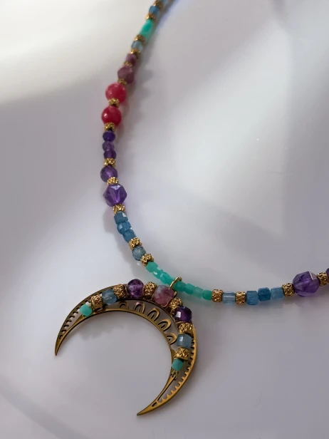 lunula naszyjnik kamienie naturalne ametyst amazonit akwamaryn turmalin jadeit, naszyjnik ręcznie robiony Polska, biżuteria symboliczna damska, naszyjnik unikatowy lunula, naszyjnik stal szlachetna regulowany