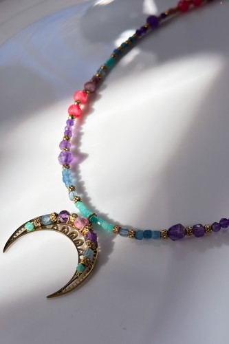 lunula naszyjnik kamienie naturalne ametyst amazonit akwamaryn turmalin jadeit, naszyjnik ręcznie robiony Polska, biżuteria symboliczna damska, naszyjnik unikatowy lunula, naszyjnik stal szlachetna regulowany