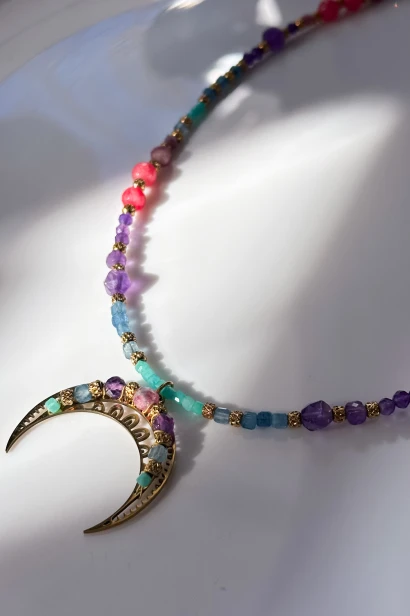 lunula naszyjnik kamienie naturalne ametyst amazonit akwamaryn turmalin jadeit, naszyjnik ręcznie robiony Polska, biżuteria symboliczna damska, naszyjnik unikatowy lunula, naszyjnik stal szlachetna regulowany