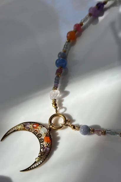 naszyjnik lunula kamienie naturalne jadeit turmalin fluoryt amazonit kwarc różowy ametyst agat beryl, biżuteria ręcznie robiona Polska, naszyjnik unikatowy damski, naszyjnik stal szlachetna, delikatny kolorowy naszyjnik kamienie naturalne