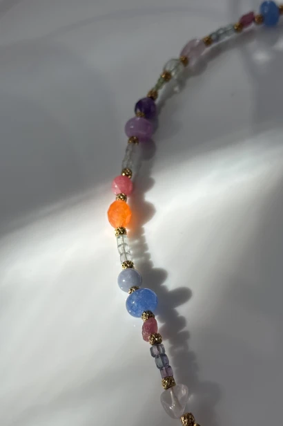 naszyjnik lunula kamienie naturalne jadeit turmalin fluoryt amazonit kwarc różowy ametyst agat beryl, biżuteria ręcznie robiona Polska, naszyjnik unikatowy damski, naszyjnik stal szlachetna, delikatny kolorowy naszyjnik kamienie naturalne