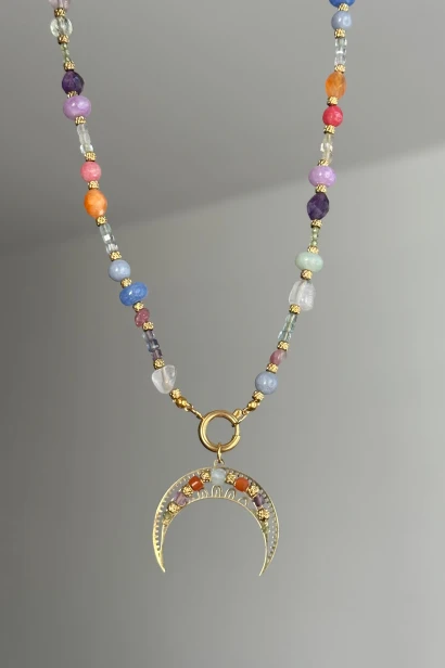 naszyjnik lunula kamienie naturalne jadeit turmalin fluoryt amazonit kwarc różowy ametyst agat beryl, biżuteria ręcznie robiona Polska, naszyjnik unikatowy damski, naszyjnik stal szlachetna, delikatny kolorowy naszyjnik kamienie naturalne