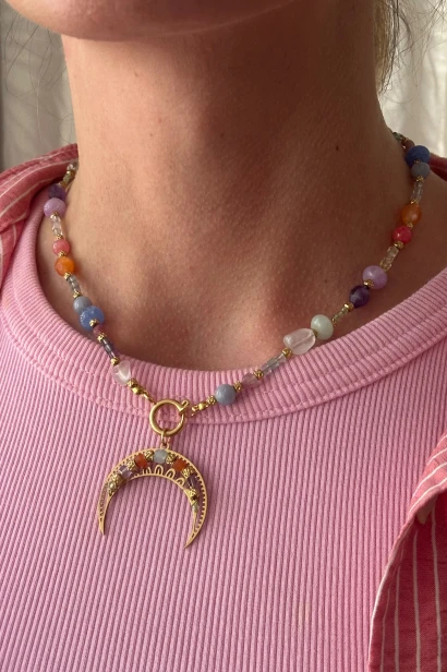 naszyjnik lunula kamienie naturalne jadeit turmalin fluoryt amazonit kwarc różowy ametyst agat beryl, biżuteria ręcznie robiona Polska, naszyjnik unikatowy damski, naszyjnik stal szlachetna, delikatny kolorowy naszyjnik kamienie naturalne