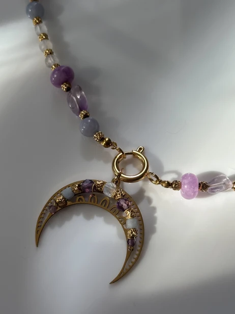 naszyjnik lunula ametyst kamień księżycowy jadeit angelit, biżuteria ręcznie robiona Polska, naszyjnik z kamieni naturalnych damski, delikatny naszyjnik pastelowy, naszyjnik unikatowy stal szlachetna