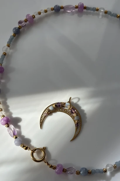 naszyjnik lunula ametyst kamień księżycowy jadeit angelit, biżuteria ręcznie robiona Polska, naszyjnik z kamieni naturalnych damski, delikatny naszyjnik pastelowy, naszyjnik unikatowy stal szlachetna