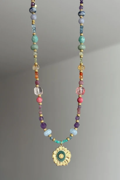 kolorowy naszyjnik z kamieni naturalnych, naszyjnik tęczowy handmade, biżuteria artystyczna Polska, naszyjnik z amazonitem akwamarynem ametystem, unikatowy naszyjnik damski stal szlachetna