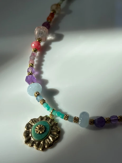 kolorowy naszyjnik z kamieni naturalnych, naszyjnik tęczowy handmade, biżuteria artystyczna Polska, naszyjnik z amazonitem akwamarynem ametystem, unikatowy naszyjnik damski stal szlachetna