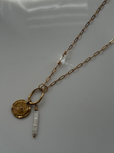 naszyjnik z perłą i kryształem górskim delikatny naszyjnik damski stal szlachetna medalion damski minimalistyczny biżuteria z kamieni naturalnych Polska uniwersalny naszyjnik elegancki naszyjnik handmade perła kryształ