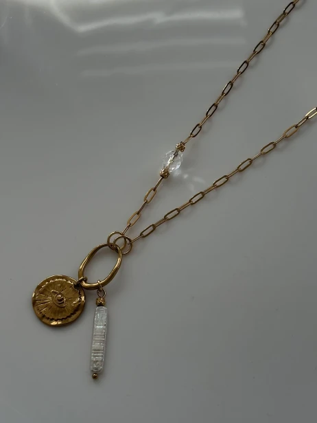 naszyjnik z perłą i kryształem górskim delikatny naszyjnik damski stal szlachetna medalion damski minimalistyczny biżuteria z kamieni naturalnych Polska uniwersalny naszyjnik elegancki naszyjnik handmade perła kryształ