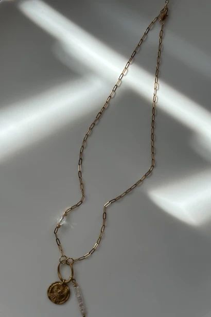 naszyjnik z perłą i kryształem górskim delikatny naszyjnik damski stal szlachetna medalion damski minimalistyczny biżuteria z kamieni naturalnych Polska uniwersalny naszyjnik elegancki naszyjnik handmade perła kryształ