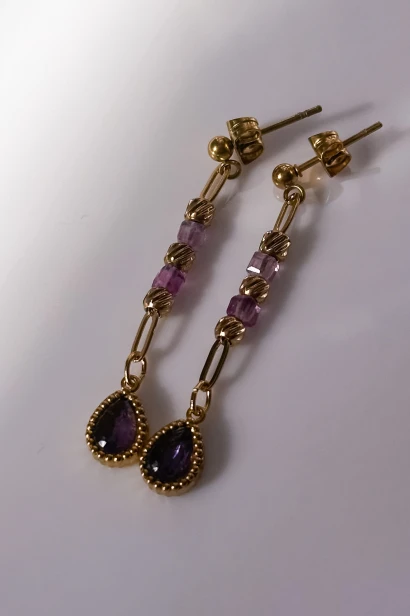 Wiszące kolczyki z fluorytami.