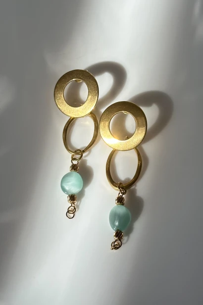 Wiszące kolczyki z zielonymi kalcytami.