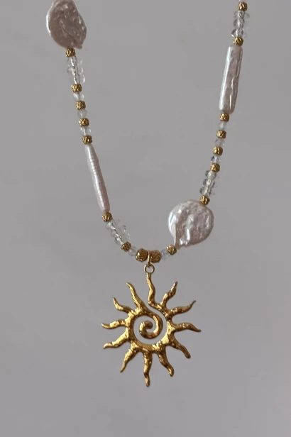 Naszyjnik z kamieniami naturalnymi, kryształ górski, kamień księżycowy, perły rzeczne, złocona zawieszka słońca, handmade Polska, Lulobelia