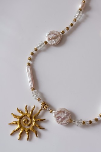 Złocona zawieszka słońca z kryształem górskim i perłami barokowymi, detal naszyjnika handmade Lulobelia