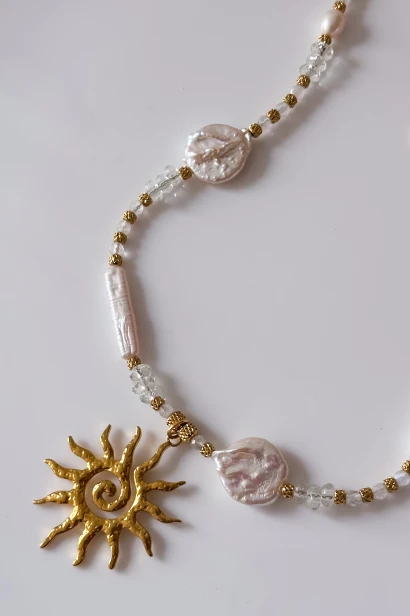 Złocona zawieszka słońca z kryształem górskim i perłami barokowymi, detal naszyjnika handmade Lulobelia