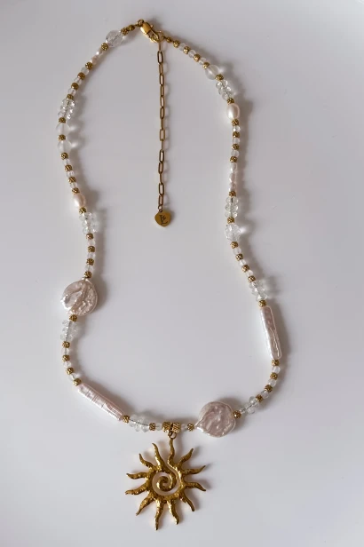 aszyjnik-amulet unikat nr 228, złote słońce, perły barokowe, kryształ górski, kamień księżycowy, biżuteria autorska Polska, Lulobelia