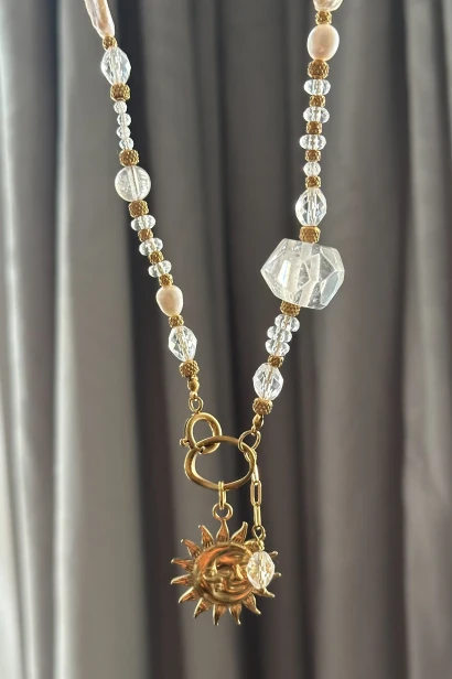Złocone zapięcie toggle z zawieszką słońce-księżyc i kryształową łezką, detal naszyjnika handmade Lulobelia