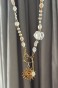 Złocone zapięcie toggle z zawieszką słońce-księżyc i kryształową łezką, detal naszyjnika handmade Lulobelia