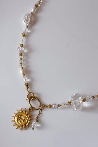 Naszyjnik amulet Lulobelia nr 229, kryształ górski naturalny, perła rzeczna, złote słońce z księżycem, biżuteria ręcznie robiona