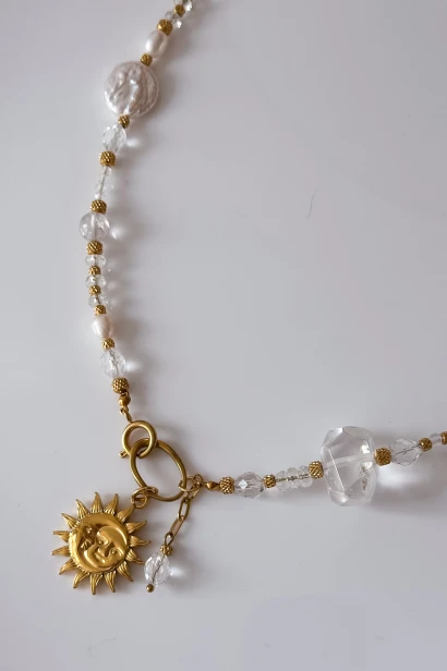 Naszyjnik amulet Lulobelia nr 229, kryształ górski naturalny, perła rzeczna, złote słońce z księżycem, biżuteria ręcznie robiona