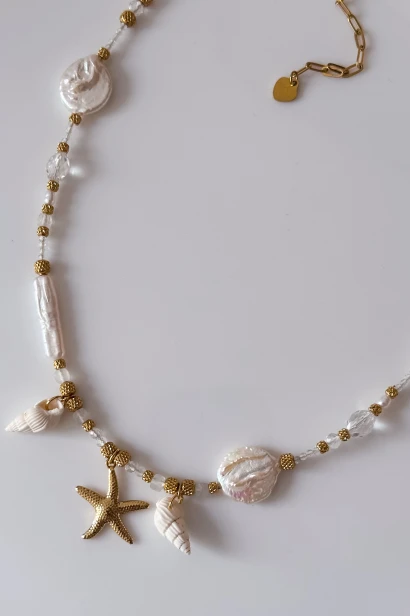 Naszyjnik amulet Lulobelia nr 230 detal zapięcia, złocona rozgwiazda i muszelki, biżuteria z kamieni naturalnych ręcznie robiona