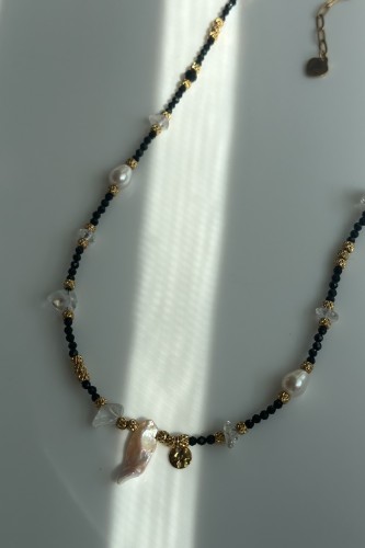 Naszyjnik unikat Lulobelia nr 233 z czarnym turmalinem, perłą barokową i kryształem górskim, złocony medalion, handmade Polska