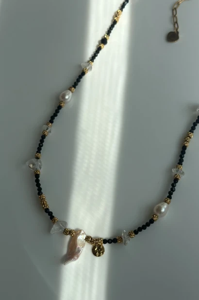 Naszyjnik unikat Lulobelia nr 233 z czarnym turmalinem, perłą barokową i kryształem górskim, złocony medalion, handmade Polska